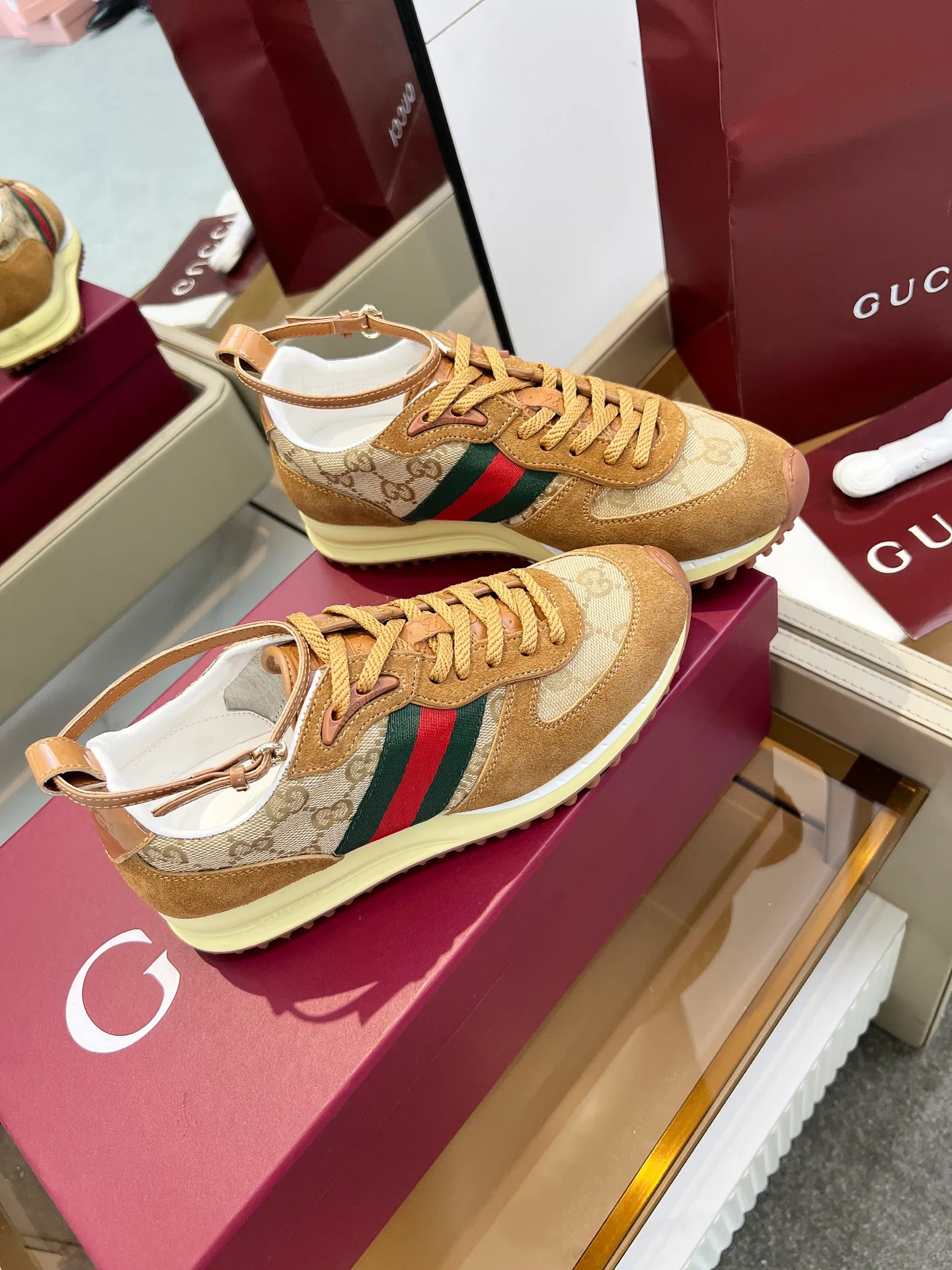 👟👟Ex-factory price 620👟👟 The design of Gucci's new casual shoes is simply amazing. The classic double G logo is matched with retro red and green webbing. It is fashionable and high-end. It is completely the top element in the fashion circle. It is highly recognizable when worn and keeps turning heads. 💯 The upper is soft and breathable, and the upper foot is comfortable! The soles are made of special cushioning material, so your feet won’t get tired no matter how much you walk. They are perfect for daily commuting, shopping, and traveling. Code number 40-45